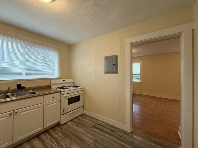 Building Photo - 915 Chartiers Ave