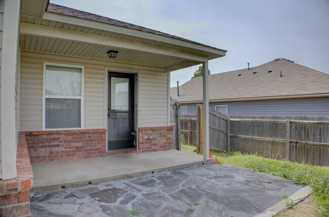 Building Photo - Coming Soon! 3 bed/2 bath!