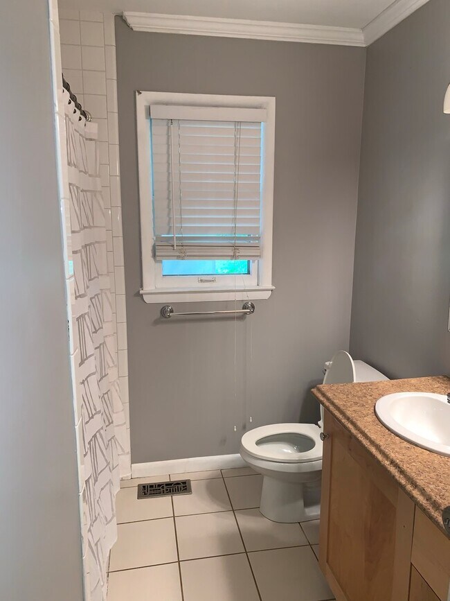 Building Photo - AVAILABLE MID-JUNE!