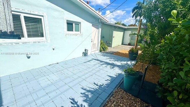 Building Photo - 6804 NW 27th Ct