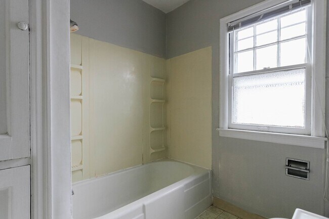 Building Photo - PRELEASING for AUGUST! Close to Campus: In...