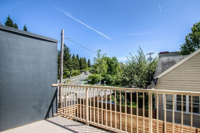 Building Photo - 4061 NE 50th St