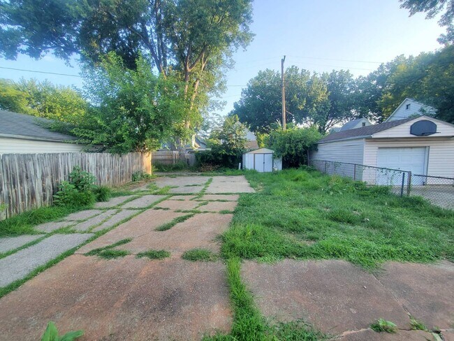 Building Photo - 2010 Forestdale Ave