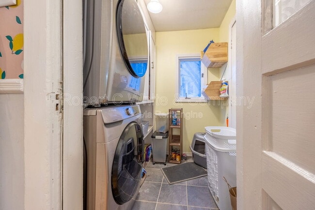 Building Photo - 139 Grove St