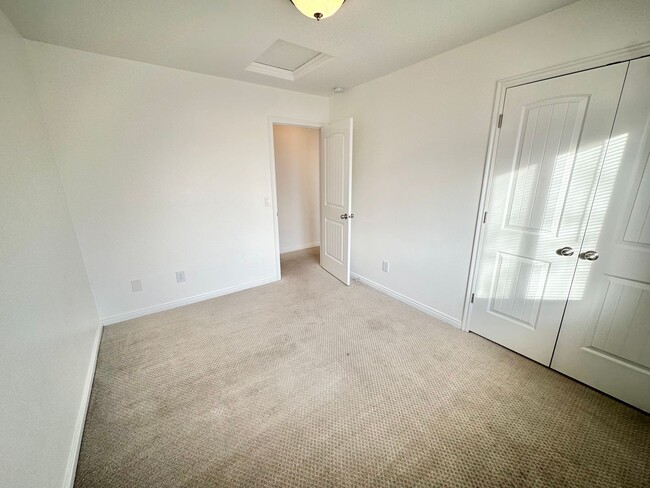 Building Photo - 3 Bedroom End Unit Townhome!