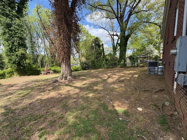 Building Photo - Beautiful refurbished home with hardwood floors throughout!