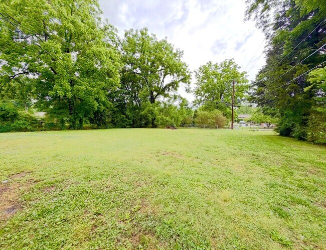 Building Photo - 221 Mills Dr