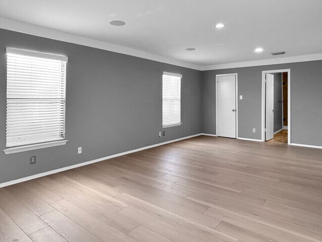 Building Photo - Freshly Updated 4-Bedroom Home with Pool, Fireplace & New Flooring in Universal City