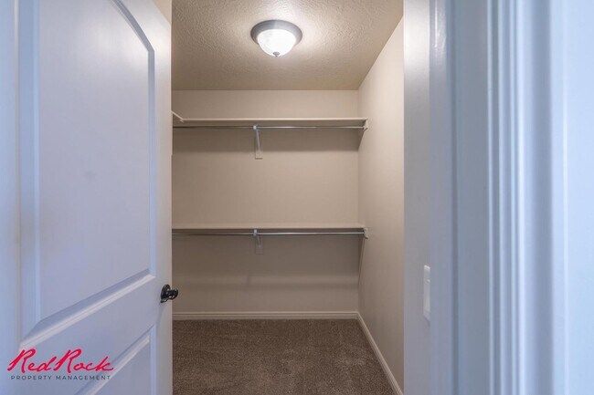 Building Photo - Charming 3 bedroom Townhome. 2 Community Pools!