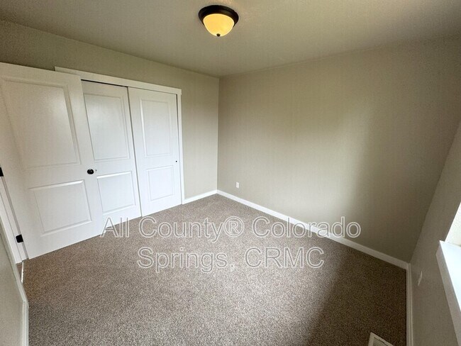 Building Photo - 1480 Hiawatha Dr