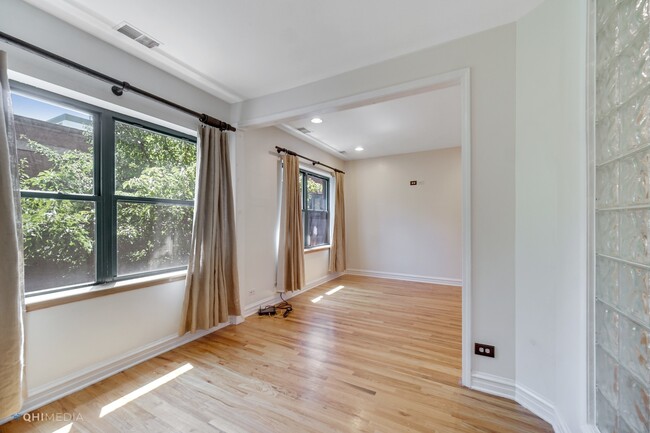 Building Photo - 5252 S Drexel Ave