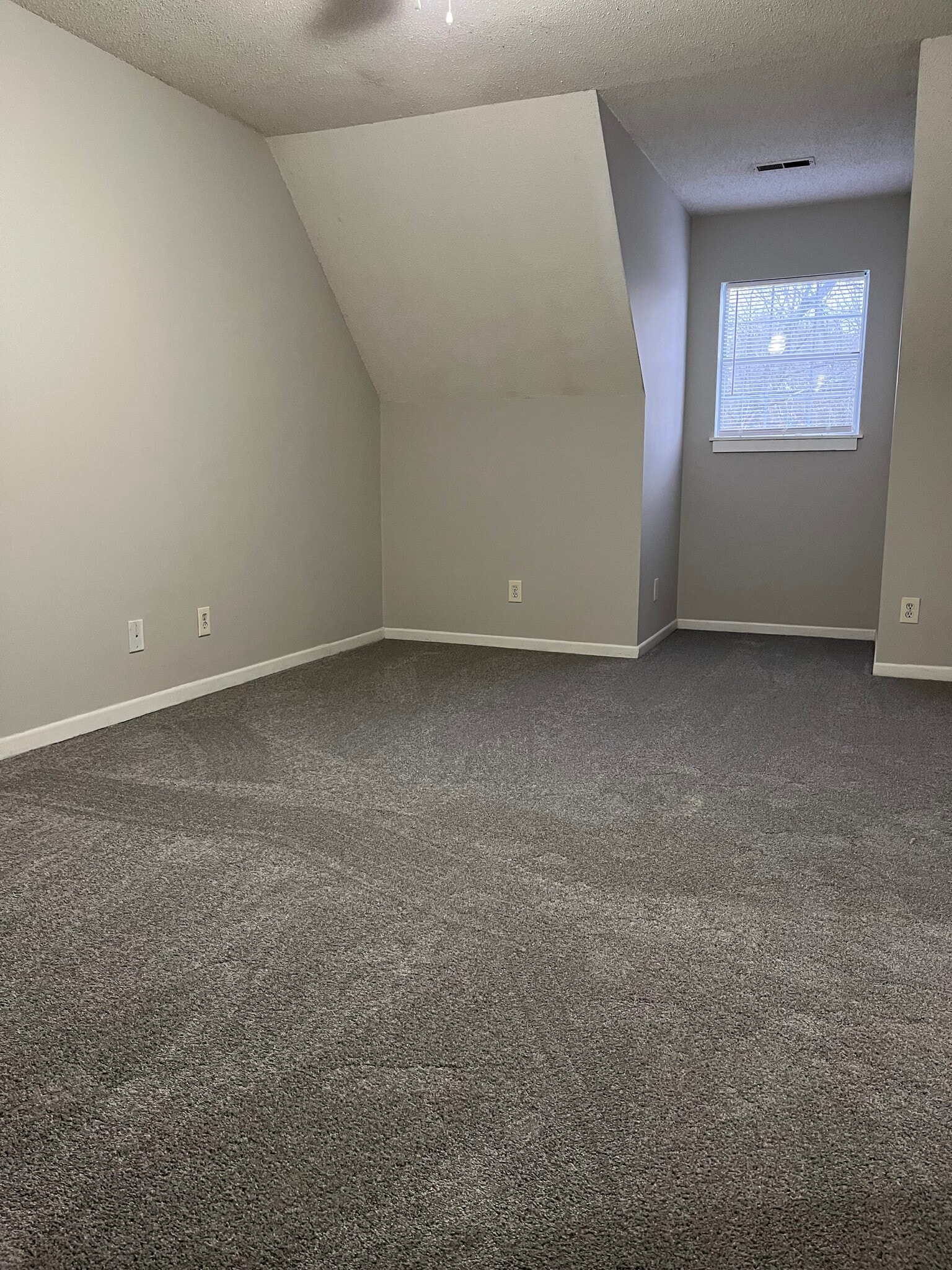 Building Photo - 800 Mountain View Ct