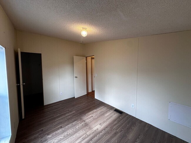 Building Photo - 3 Bedroom 2 Bath Mobile