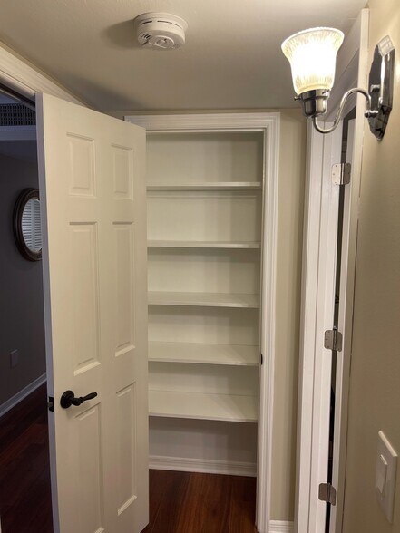 Linen Closet - 10356 Carrollwood Ln