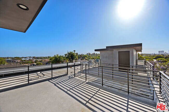 Building Photo - 8900 Sawyer St