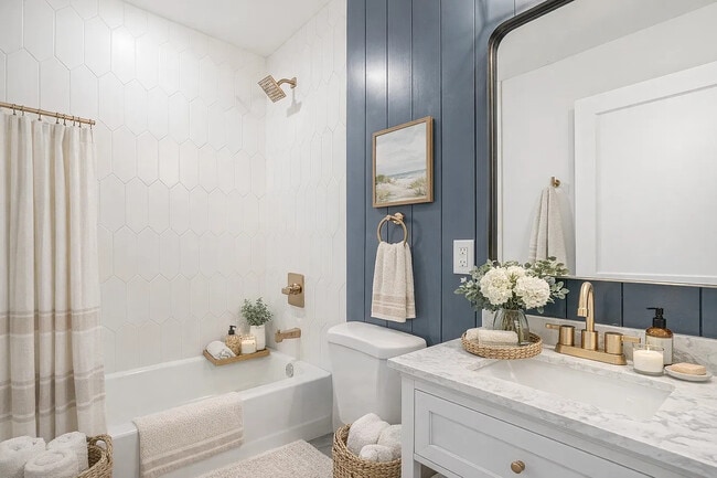 Building Photo - 615 S Delhi St