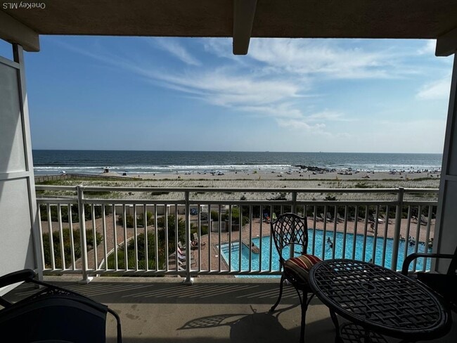 Building Photo - 830 Shore Rd