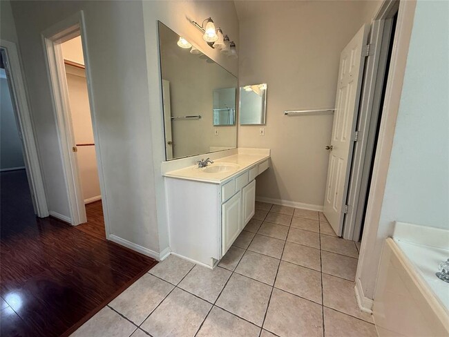 Building Photo - 13815 Pickford Knolls Dr