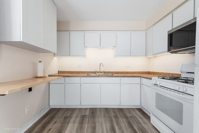 Building Photo - 1703 Pinewood Ln