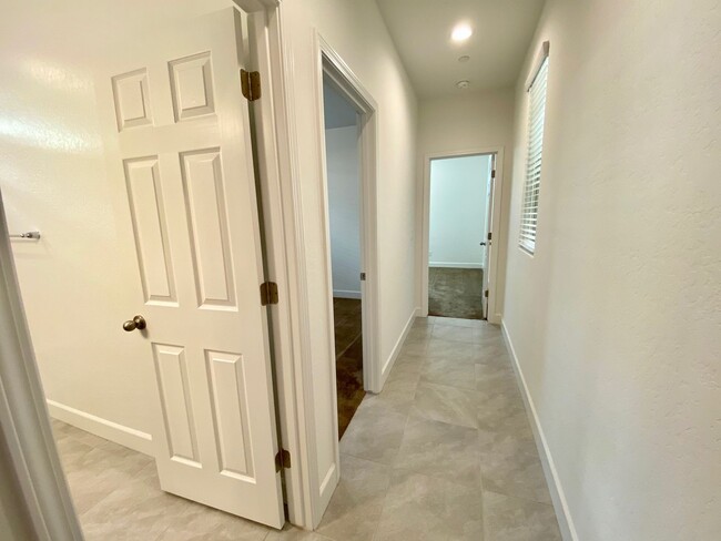 Building Photo - ONE Month Free Rent $2,295 Barstow & Leona...