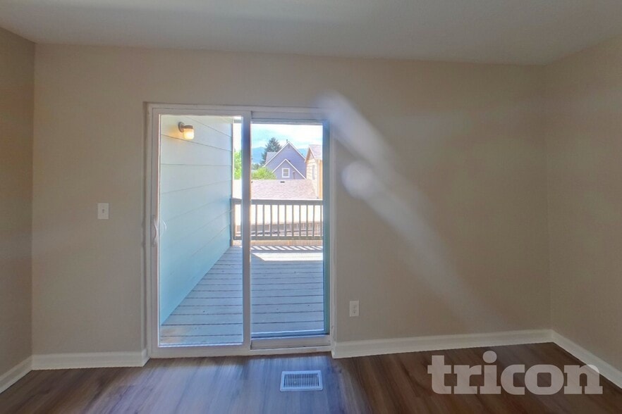 Building Photo - 4470 Hollyridge Dr