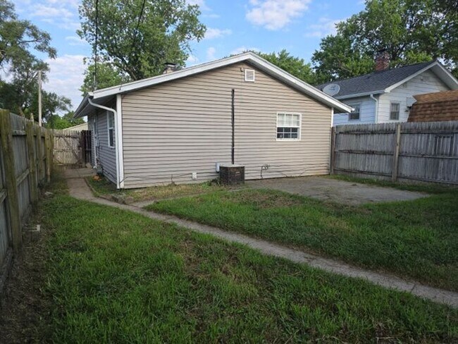 Building Photo - Mishawaka Southside Single family home with Garage