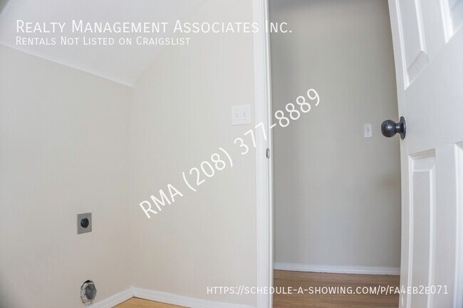 Building Photo - 844 S Pelican Way