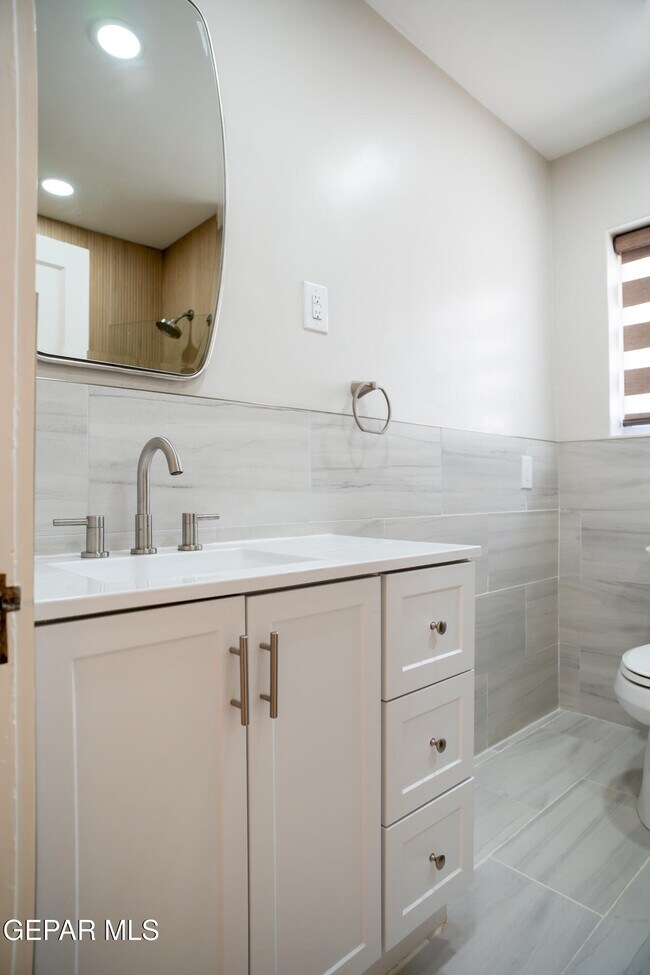 Building Photo - 1211 Mesita Dr
