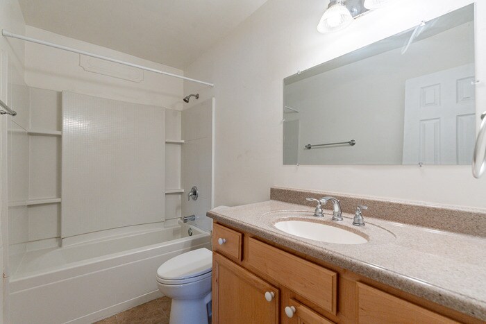 Building Photo - 1025 W 12th Pl