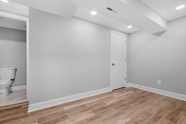 Building Photo - 4923 Lasalle Ave