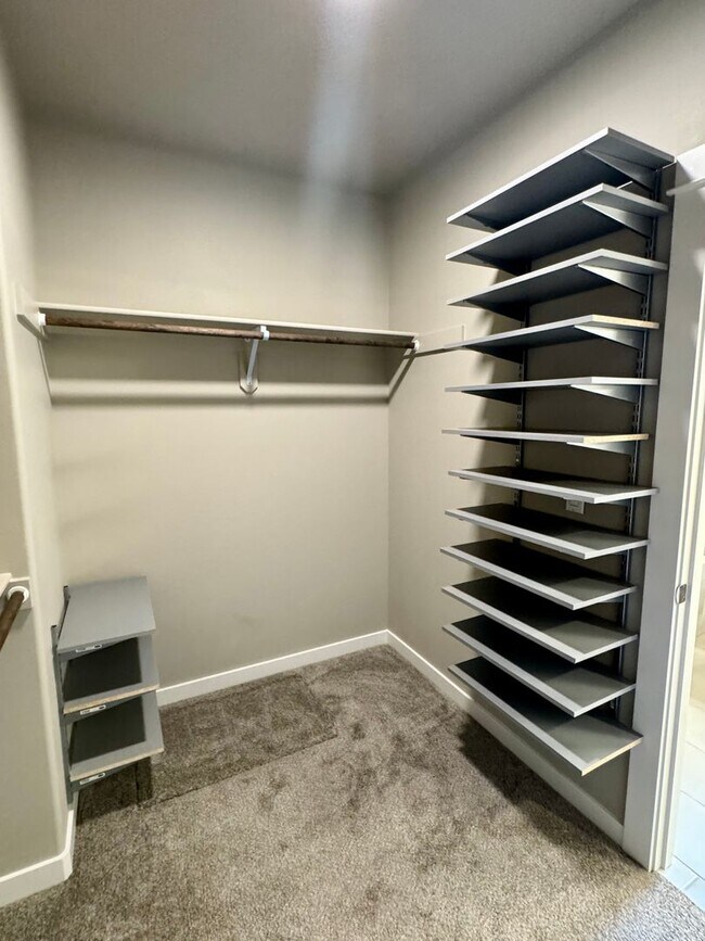 Building Photo - Fully Furnished 3 Bed/2 Bathroom Home-2042...