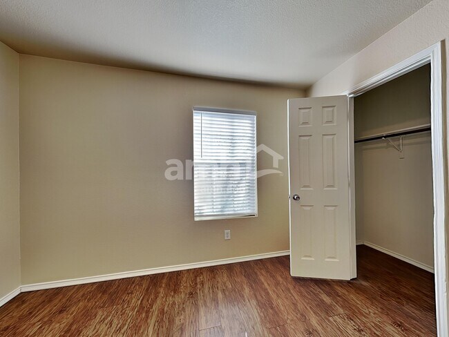 Building Photo - 1405 Sun Breeze Dr