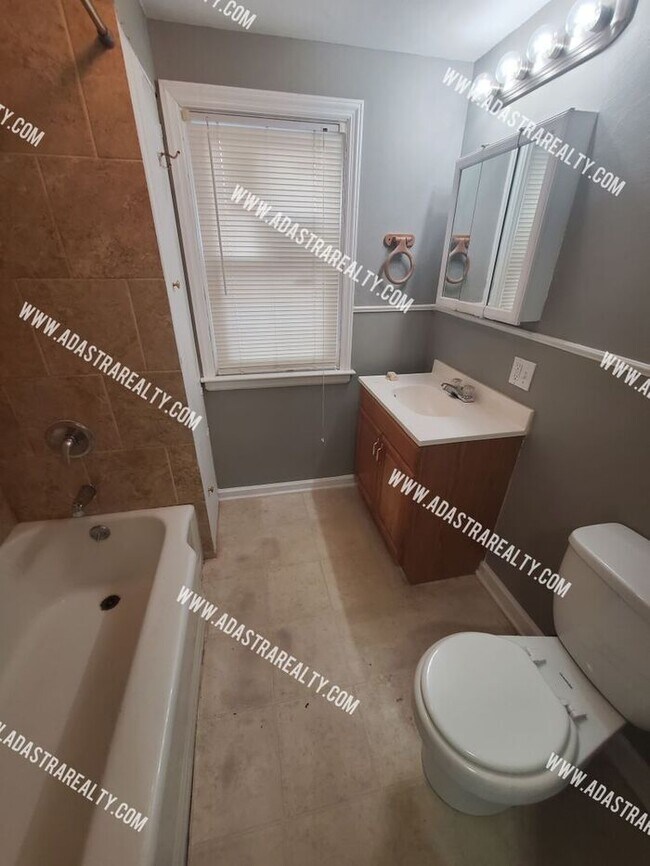 Building Photo - Spacious Raytown Home-Available NOW!!