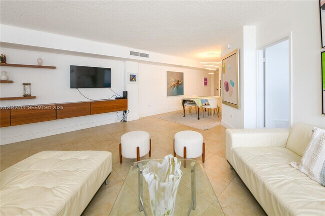 Building Photo - 801 Brickell Bay Dr