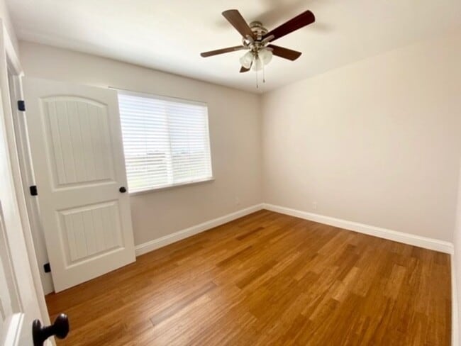 Building Photo - 3 Bedroom 2 Bath with View! (USD / Linda V...