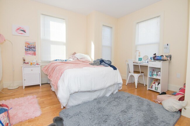 Building Photo - Amazing Four Bed, Two Bath, available Now