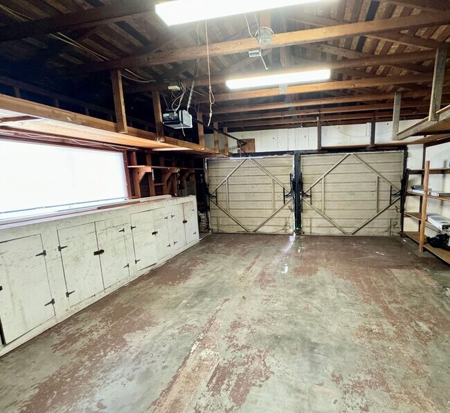 Building Photo - Newly Renovated Home Located in Seaside!