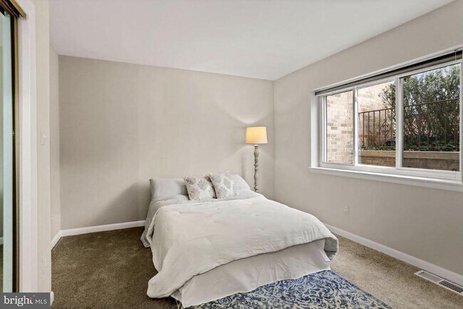 Building Photo - 3875 Steppes Ct