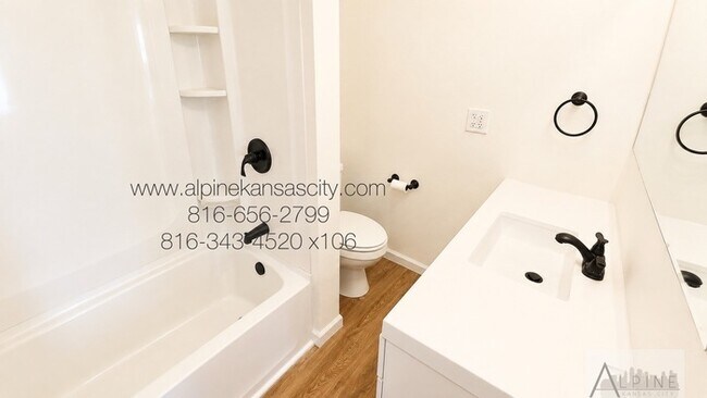 Building Photo - Spacious Home in Oak Park SW