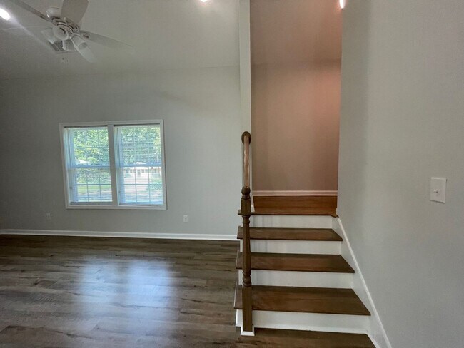 Building Photo - 5 Bed Home Available August 2026!