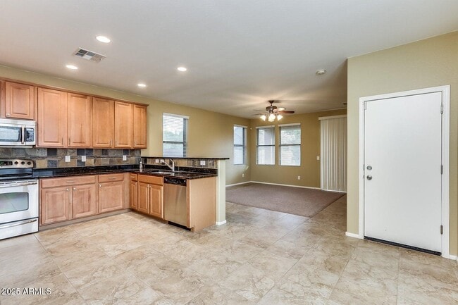 Building Photo - 869 E Doral Ct
