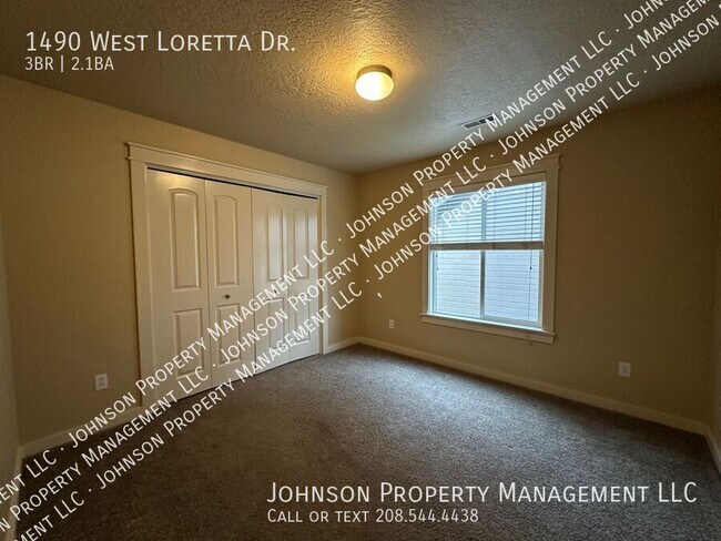 Building Photo - 1490 W Loretta St