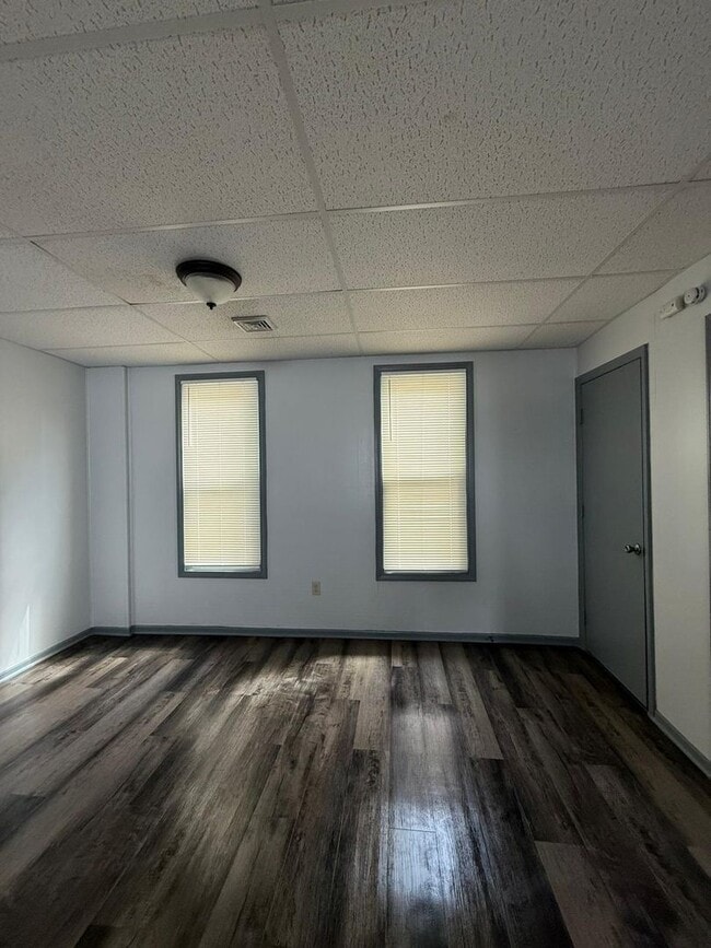 Building Photo - Nicely updated and spacious 3 bedroom hous...