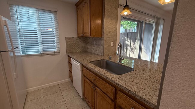 Building Photo - Charming 1 bed 1 bath condo on bottom floor