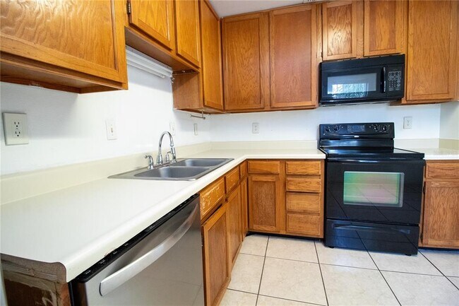 Building Photo - 2304 Clubside Dr