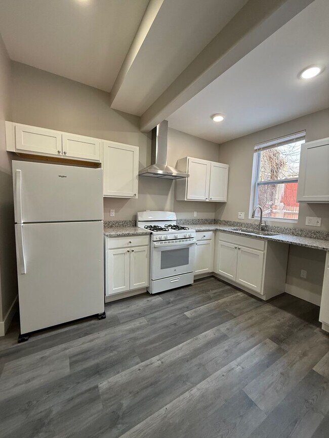 Building Photo - Newly Renovated 2 bedroom in Lincoln- Larimer