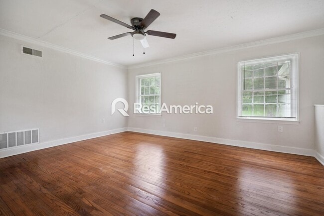 Building Photo - Adorable 2/1 in 38116!