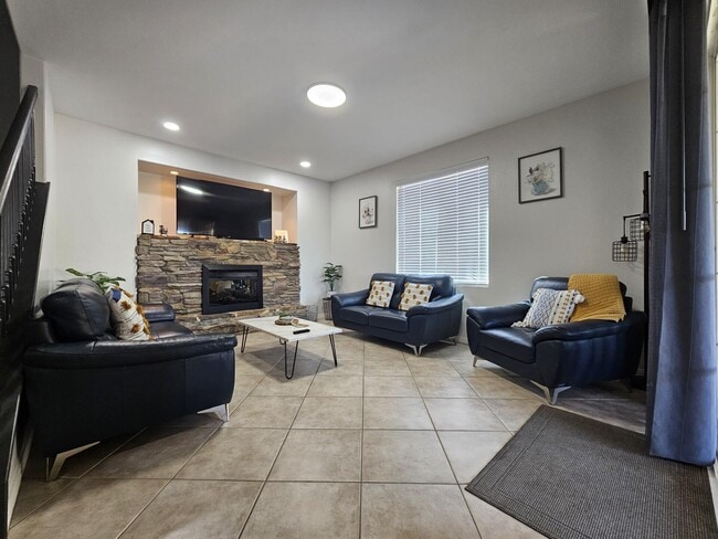 Building Photo - 52165 Allende Dr