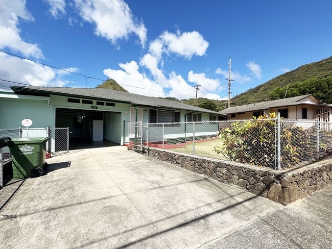 Primary Photo - Small Dog Friendly Palolo House