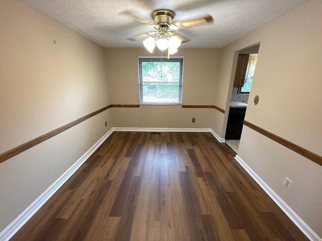 Building Photo - Nice split level home with garage and fenced backyard, Virtual Tour!